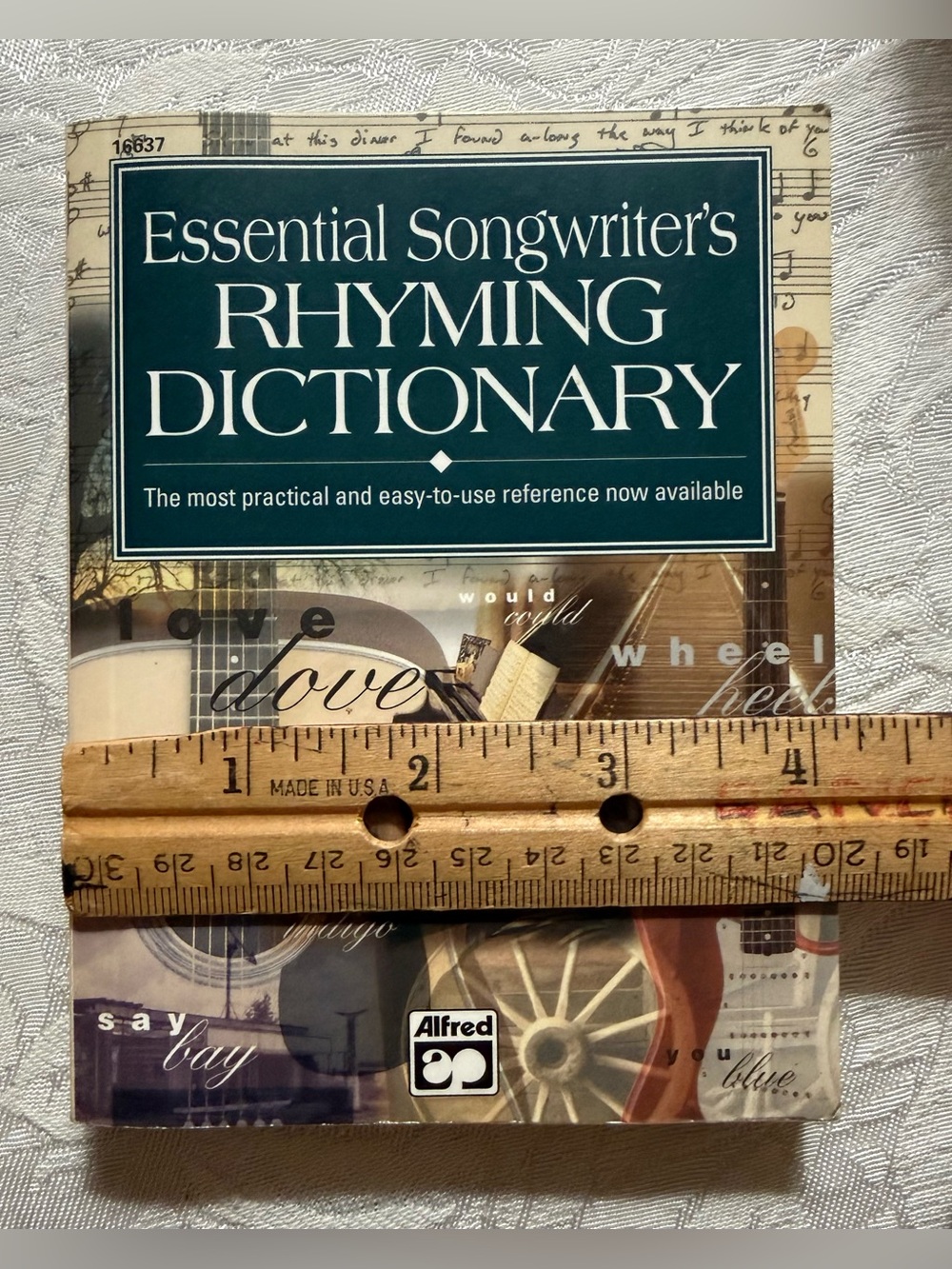 Essential Songwriter's Rhyming Dictionary by Alfred - Picture 6 of 6
